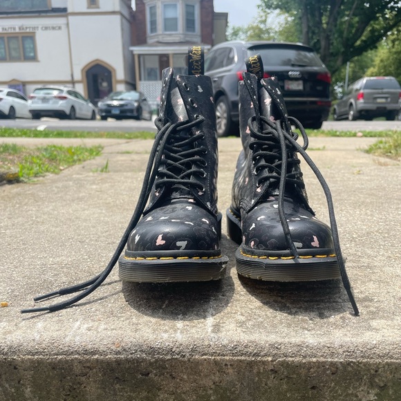 Dr Martens 1460 PASCAL LEATHER WILD HEART PRINTED LACE UP BOOTS - Picture 2 of 7